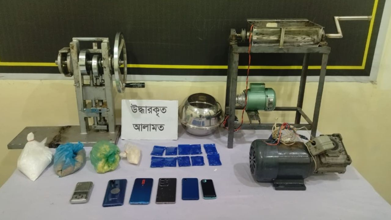 কেরাণীগঞ্জে ইয়াবা তৈরির কারখানায় হানা, গ্রেপ্তার ৪