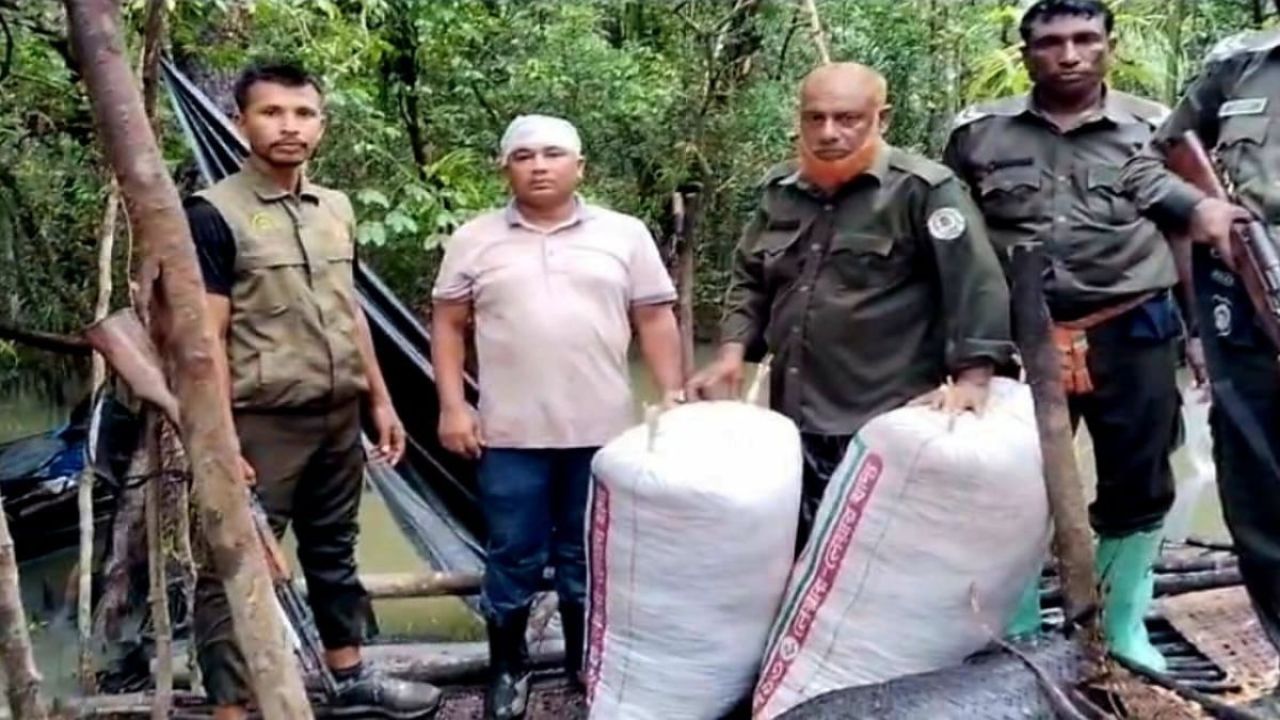 বনরক্ষীদের হানা, পালাল বিষ দিয়ে মাছ শিকারিরা
