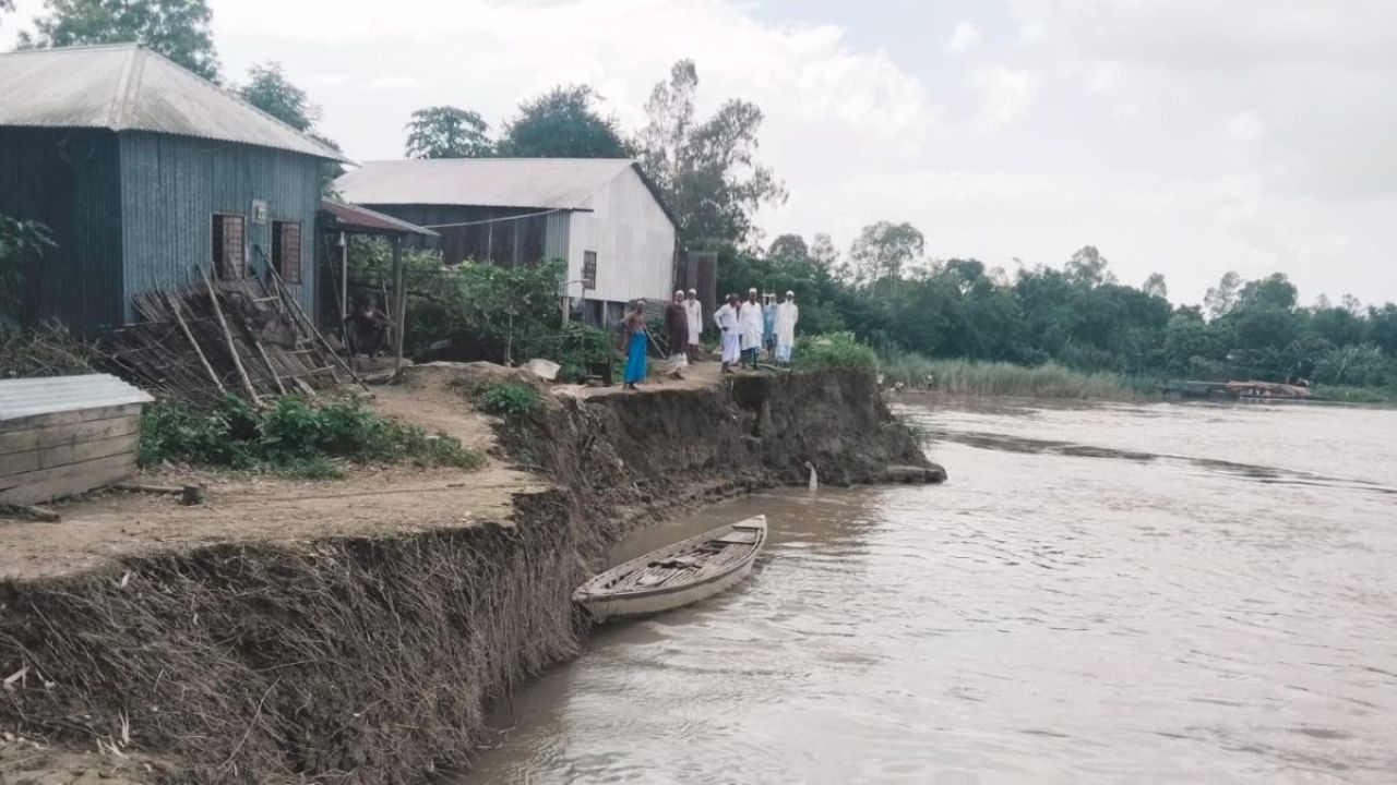 যমুনার পেটে যাচ্ছে বাপ-দাদার শেষ ভিটে