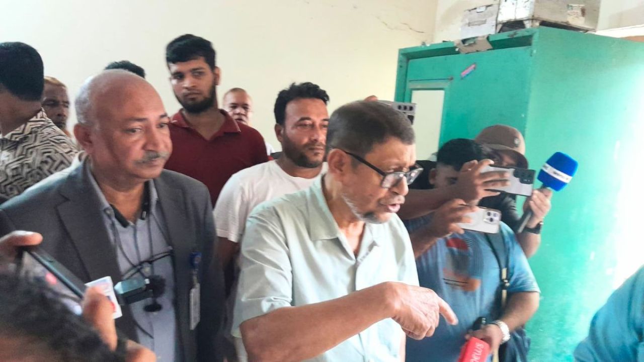  দুই ক্লিনিক বন্ধের নির্দেশ স্বাস্থ্যমন্ত্রীর, দুই চিকিৎসককে শোকজ