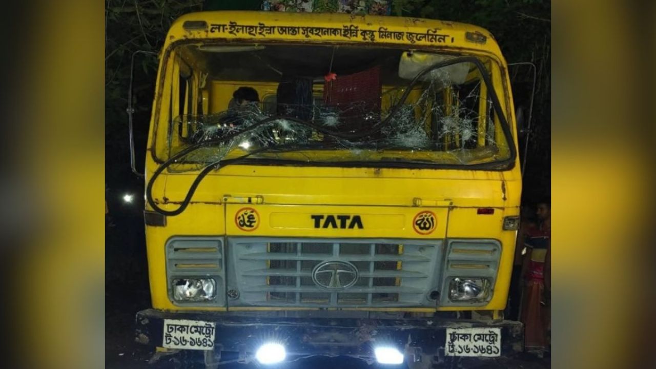 খুলনায় ট্রাকচাপায় মোটরসাইকেলের ৩ আরোহী নিহত
