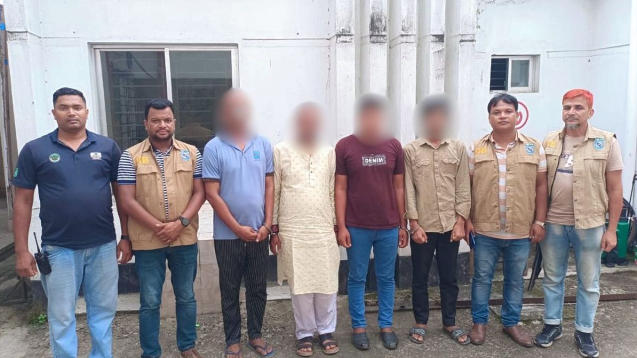 ১৭ লাখে এএসআই পদে চাকরি, ফায়ার সার্ভিস কর্মকর্তাসহ গ্রেপ্তার ৪