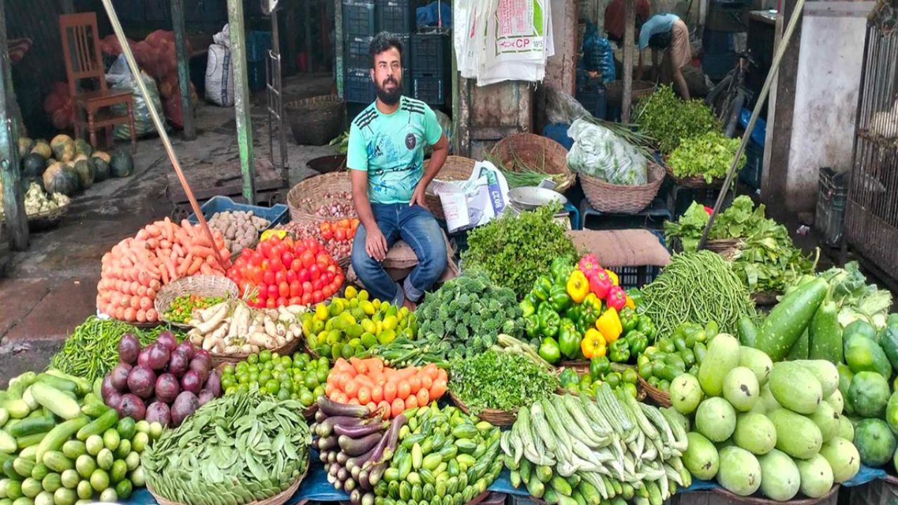 ৩০০ টাকা কেজি মরিচ, অস্থির সবজির বাজার