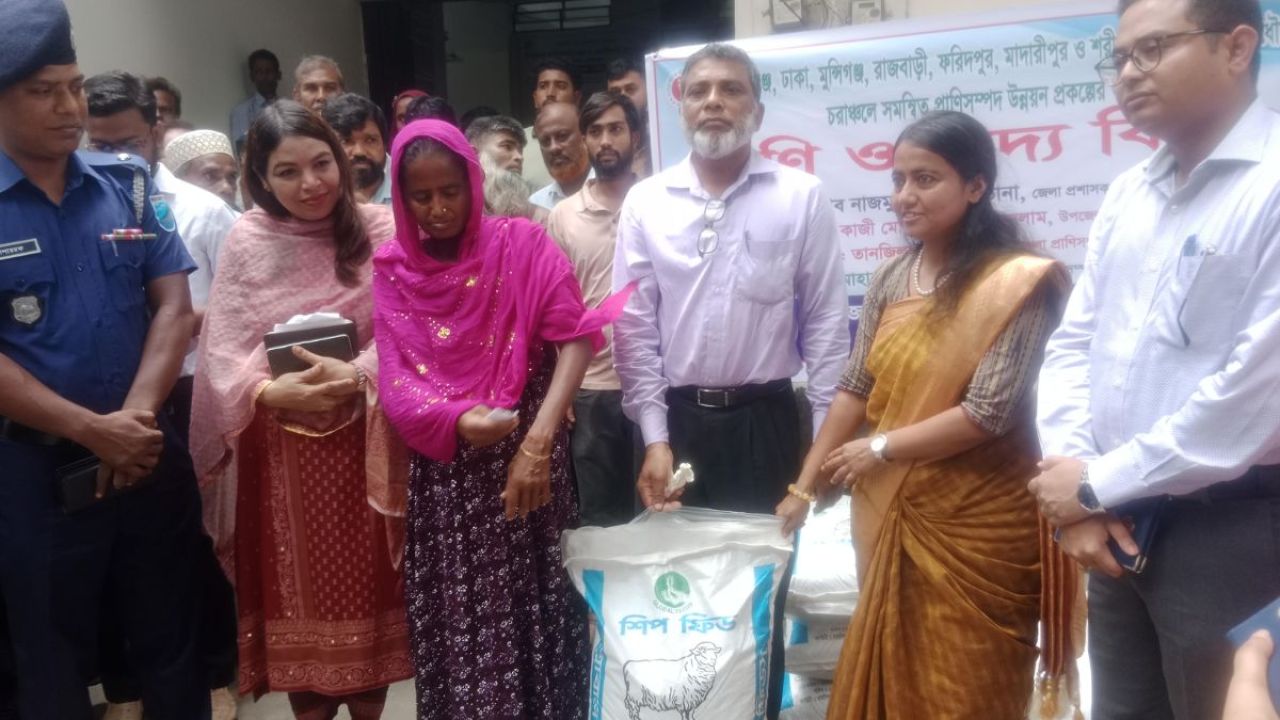 মানিকগঞ্জে হাজারো খামারির মুখে হাসি