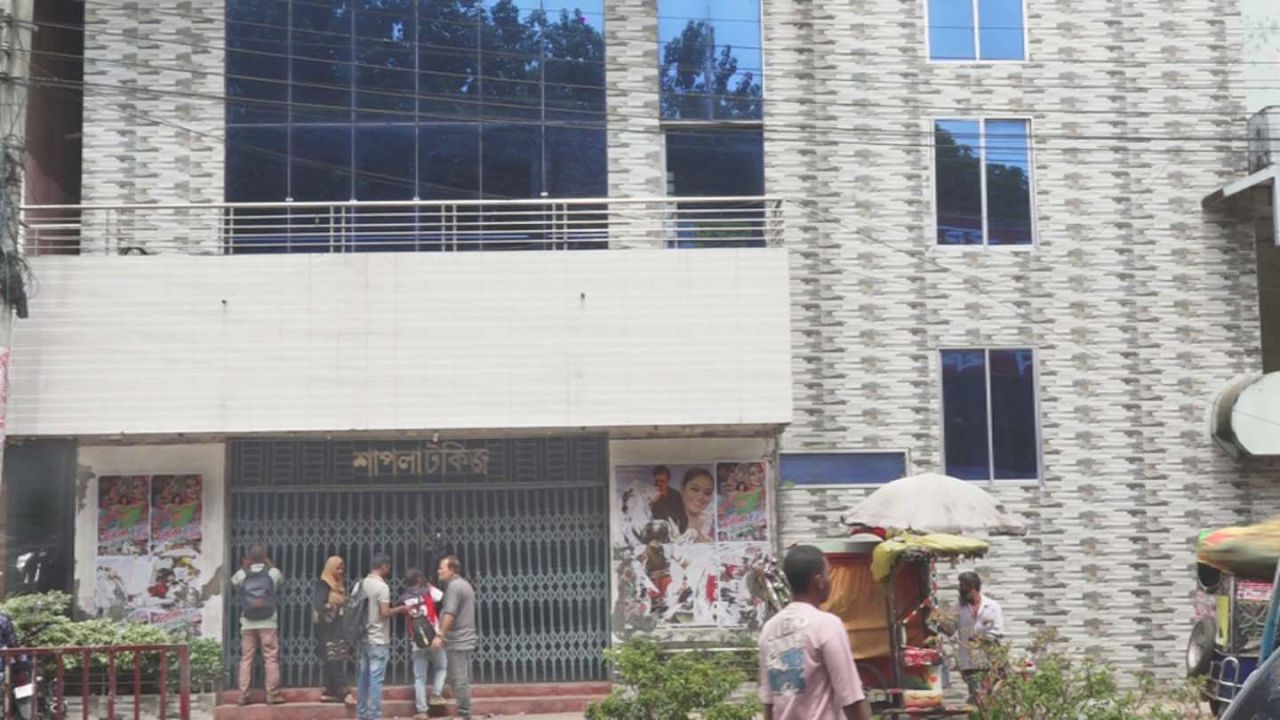 রাতের আঁধারে গুটিয়ে গেল ঐতিহ্য