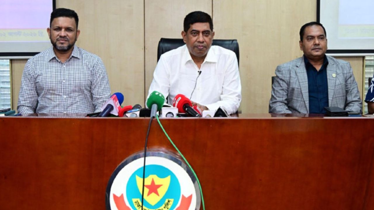 পুলিশের সতর্কতা কেবল ‘রিমাইন্ডার’, হামলার সুনির্দিষ্ট তথ্য নেই: ডিবি প্রধান