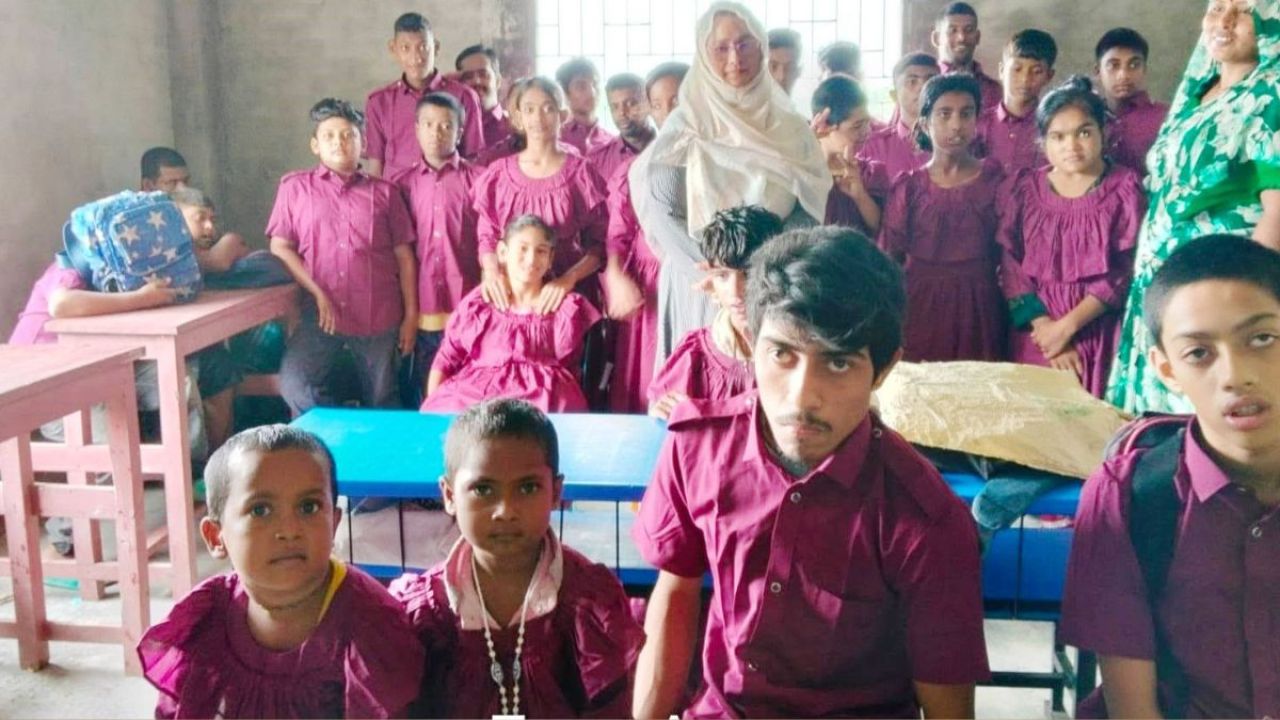 হুইলচেয়ার আর খেলনায় মাতল শিশুরা