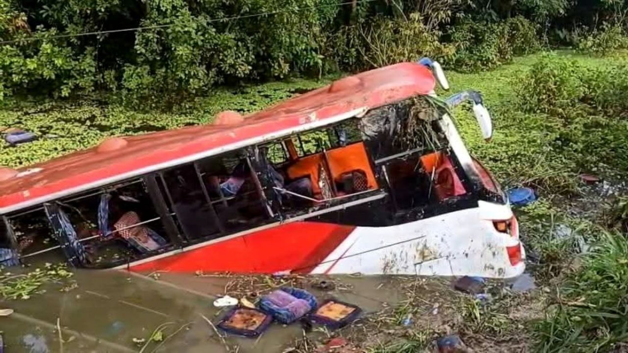 ভাঙ্গায় বৃষ্টির মধ্যে বাস খাদে, আহত ২০