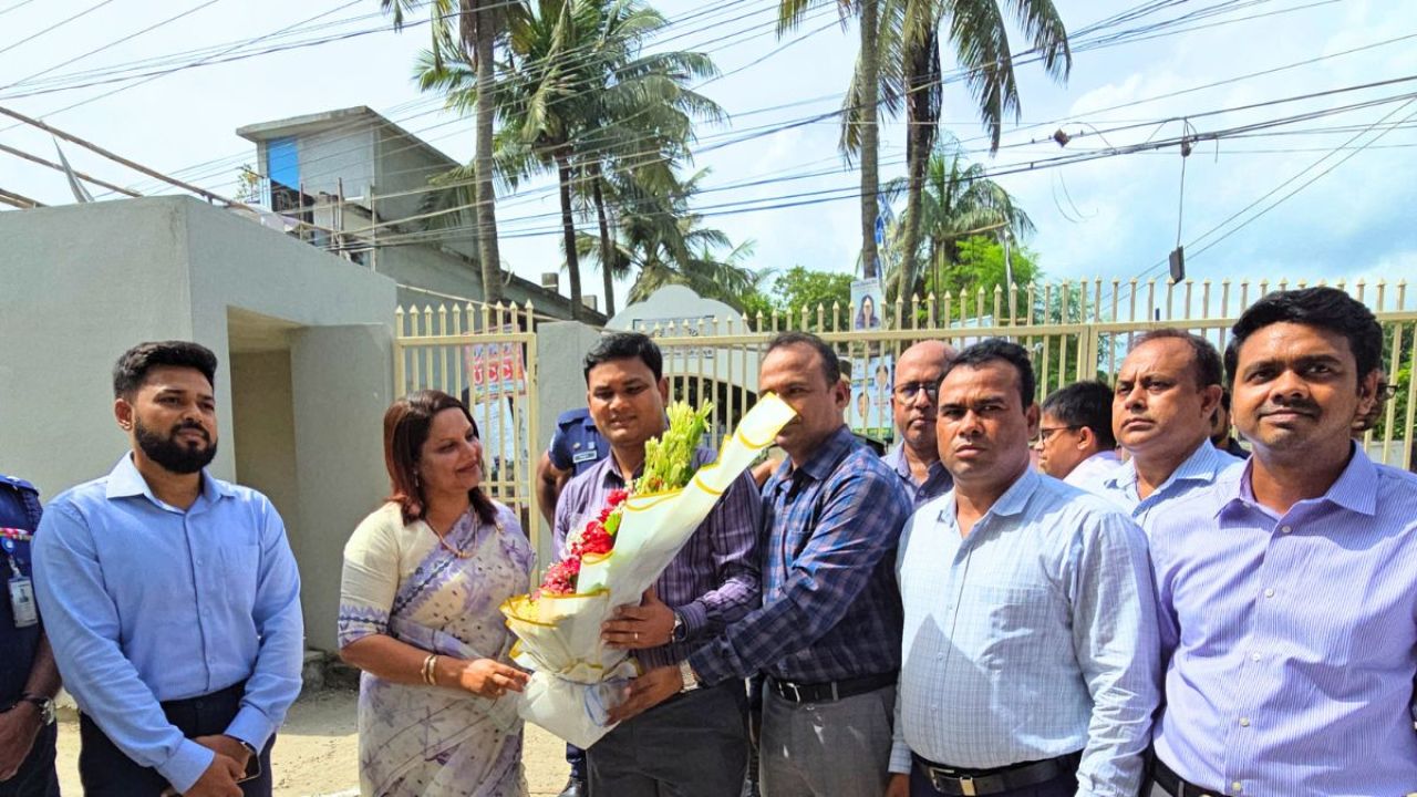 নারীরা সমাজের বোঝা নয়, উন্নয়নের শক্তি : ঢাকার ডিসি 