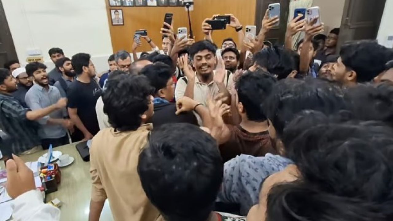 ‘সমকামিতা’র তদন্ত: ঢাবির হলে শিবির-ছাত্রদল সংঘর্ষ