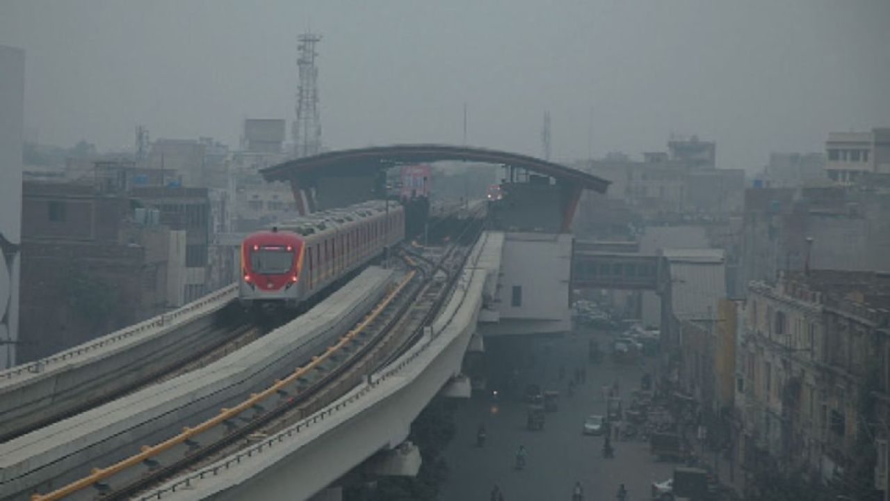 বায়ুদূষণে শীর্ষে লাহোর, ঢাকার অবস্থান জানুন