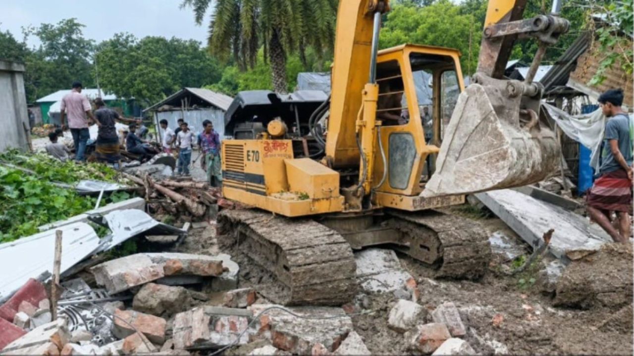 প্রথম স্ত্রীকে নিয়ে বিদেশে স্বামী, ক্ষোভে বাড়ি গুঁড়িয়ে দিলেন দ্বিতীয় স্ত্রী