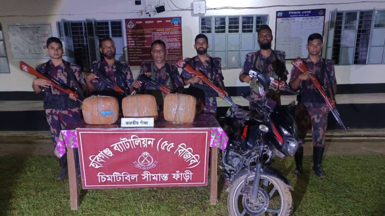 বস্তা খুলতেই মিলল বিপুল পরিমাণ গাঁজা