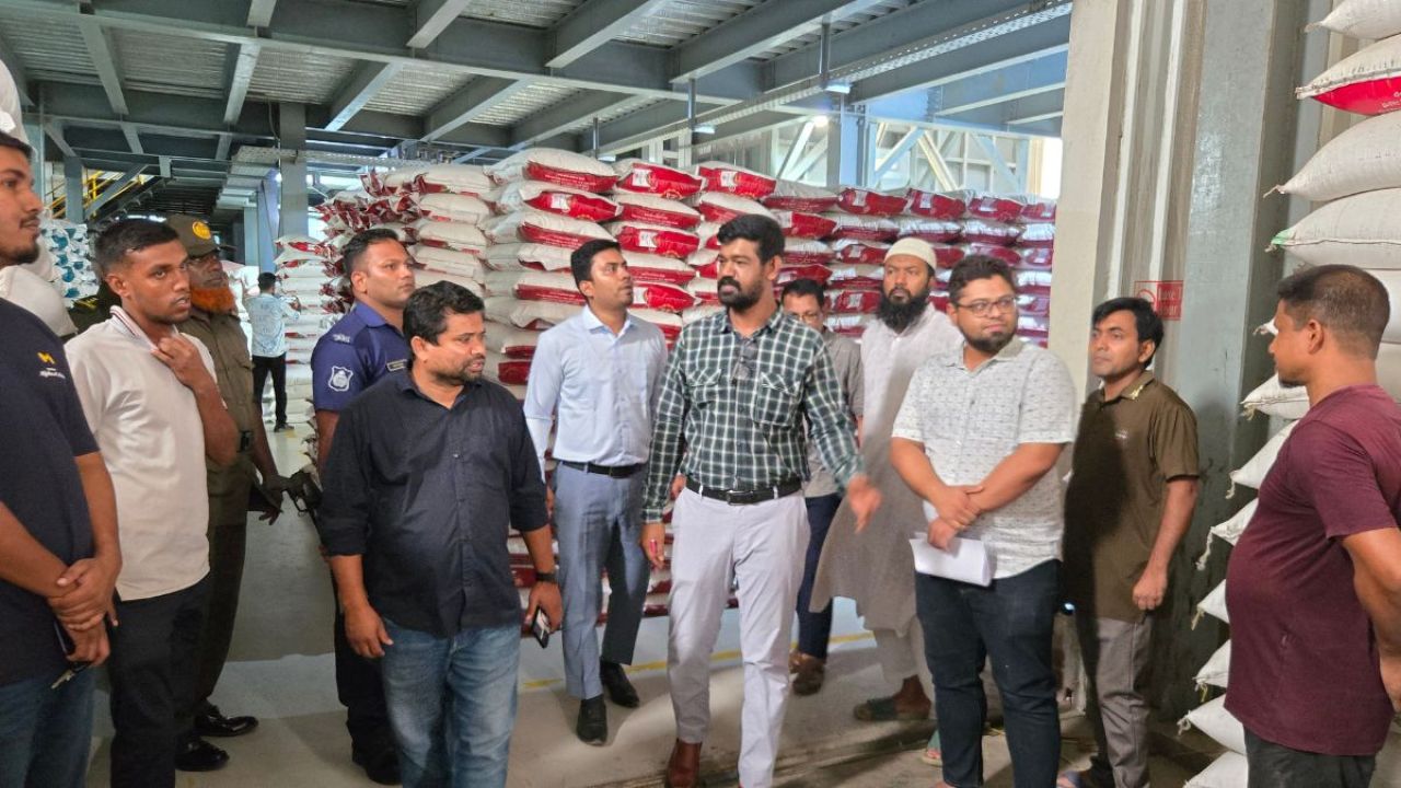 চাল মজুত করায় দুই মিলকে জরিমানা