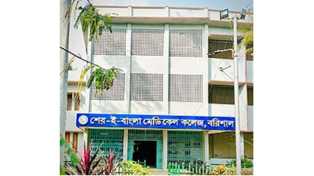 বোমা বিস্ফোরণে একই পরিবারের ৩ জন দগ্ধ