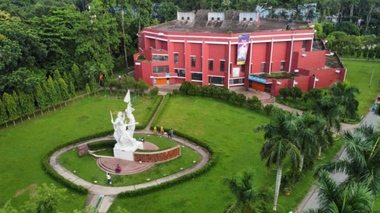 বাকৃবিতে শিক্ষার্থীদের সংঘর্ষে উত্তপ্ত ক্যাম্পাস