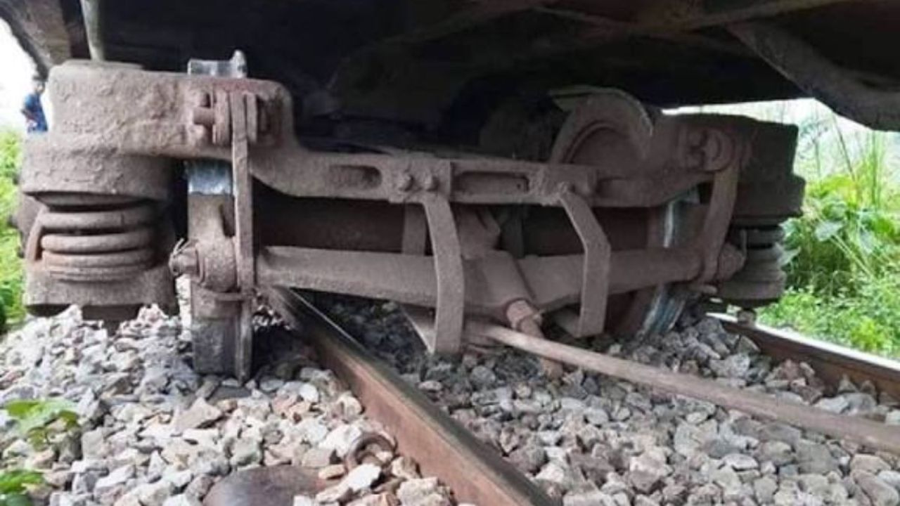 হঠাৎ লাইনচ্যুত সিল্ক সিটি, ঢাকার সঙ্গে যোগাযোগ বন্ধ