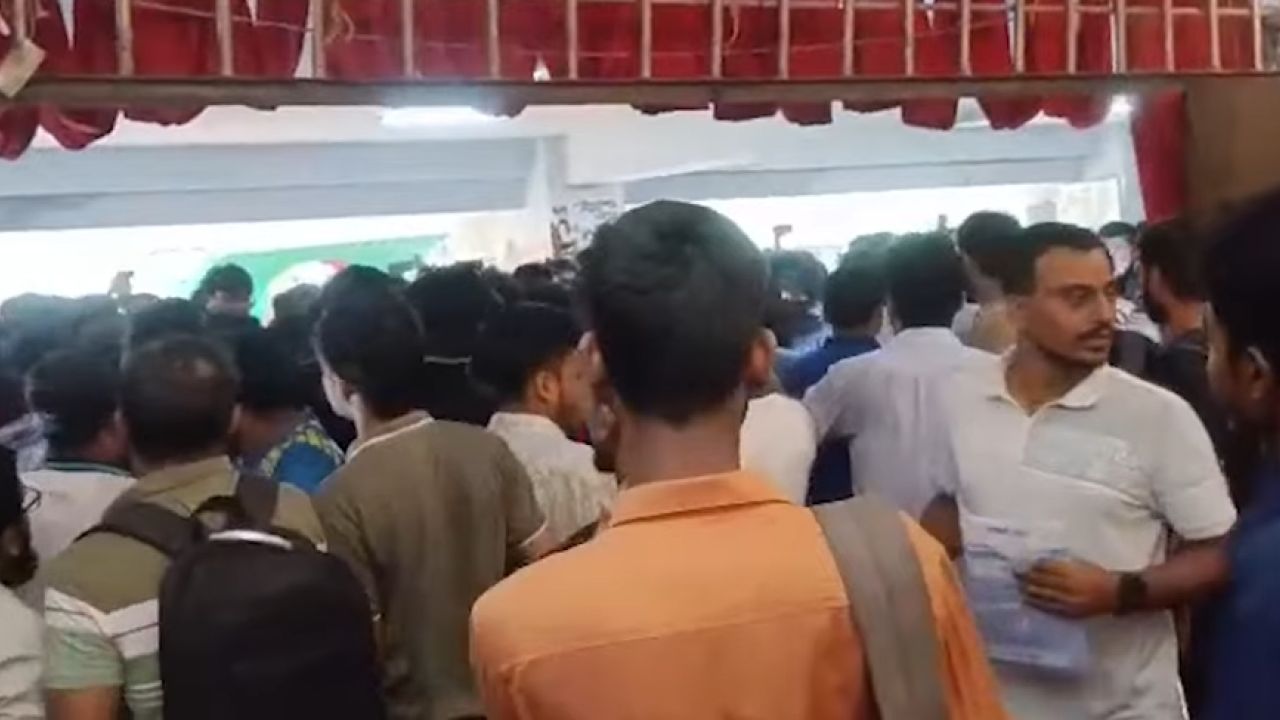ইউজিসি চেয়ারম্যানের অনুষ্ঠানে জবিতে ছাত্রদল-শিবির সংঘর্ষ, আহত অনেকে