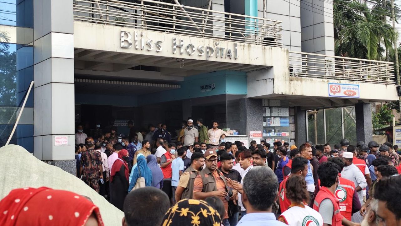 দাউ দাউ আগুন ও হাসপাতালের হাহাকার