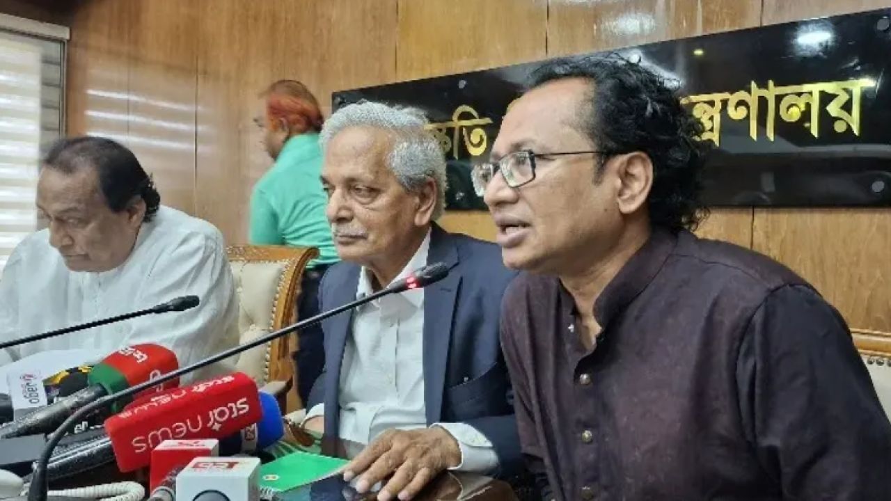 শেখ হাসিনার বক্তব্য প্রচার করলে আইনি ব্যবস্থার হুঁশিয়ারি