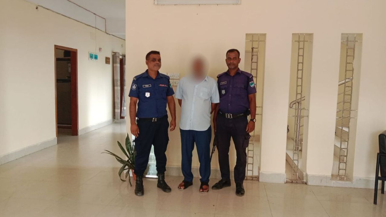টাঙ্গাইলের কৃষক লীগ নেতা বেনাপোলে গ্রেপ্তার