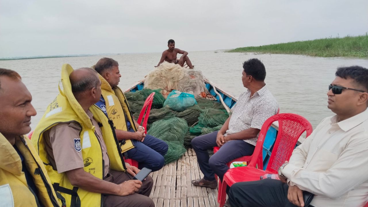 পদ্মা নদীতে অভিযানে বিপুল পরিমাণ অবৈধ জাল ধ্বংস