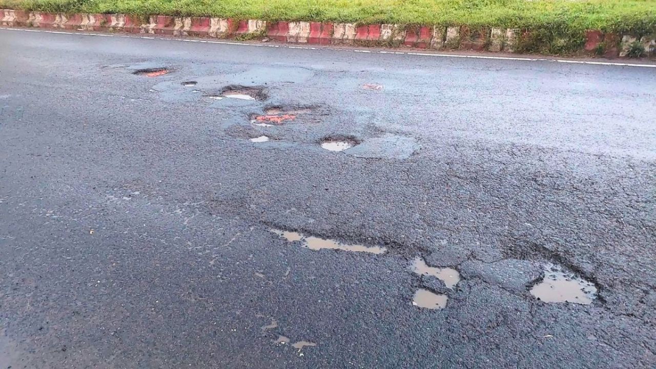 বৃষ্টির পানিতে হাইওয়ে যেন মরণফাঁদ