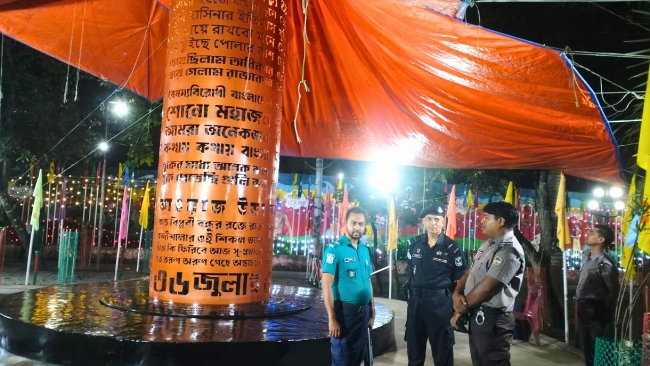 রঙিন আলোয় সাজল বরিশালের জুলাই স্মৃতিস্তম্ভ