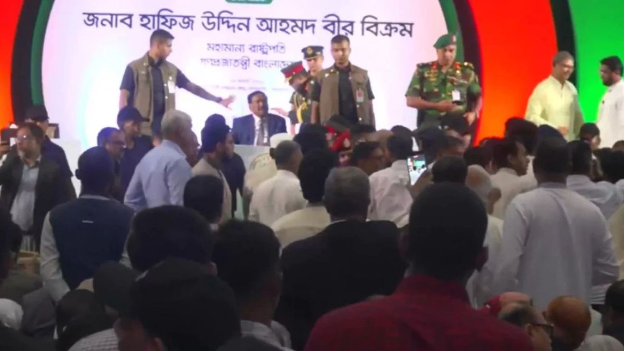 গণ-অভ্যুত্থান দিবসের অনুষ্ঠানে হট্টগোল, মন্ত্রীর দুঃখ প্রকাশ