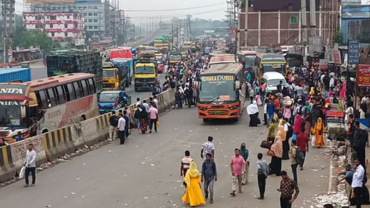গ্যাস-সংকটে কারখানায় ছুটি, বাড়ি ফিরছেন শ্রমিকরা