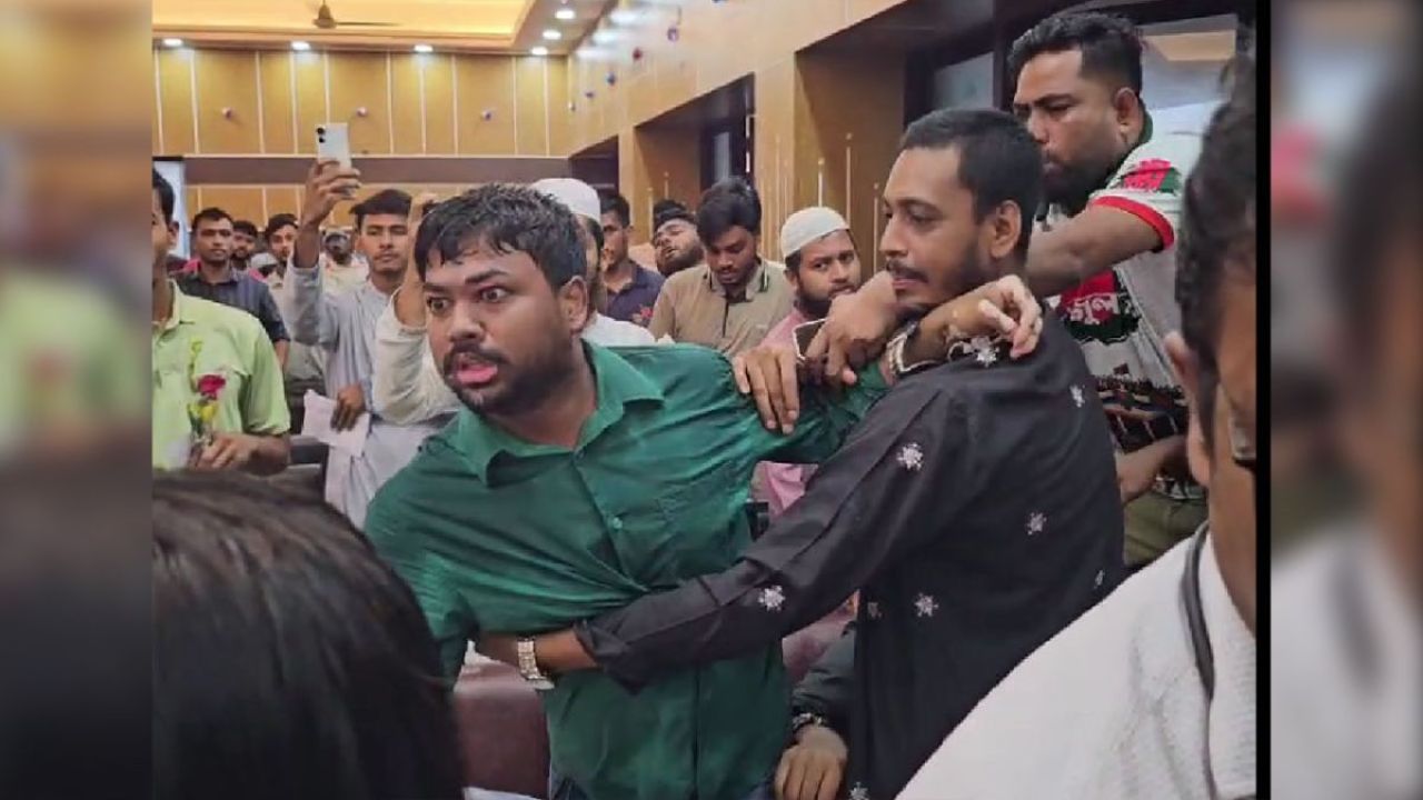 প্রশাসনের অনুষ্ঠানে ছাত্রদল ও শিবিরের মধ্যে হট্টগোল