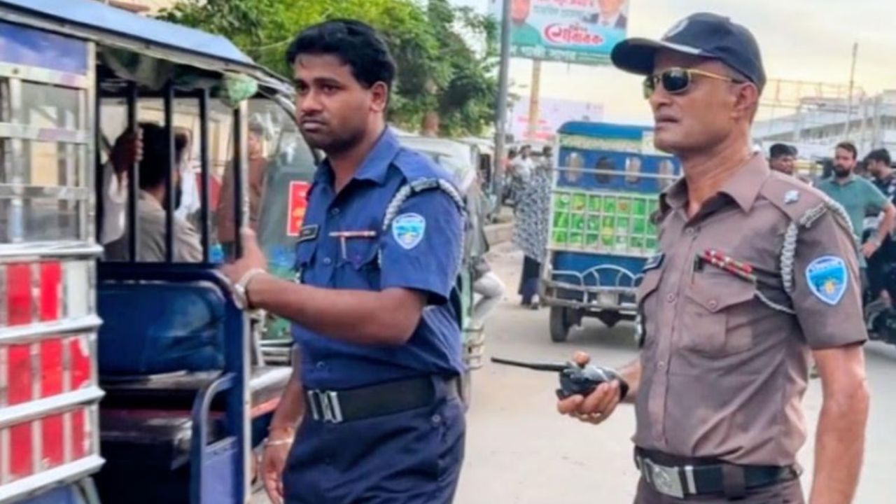 বিশৃঙ্খল সড়কে ট্রাফিক পুলিশের কড়া নজরদারি