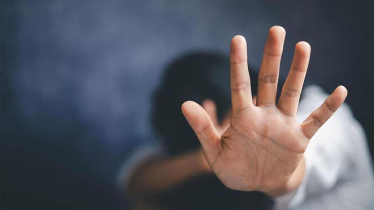 কাজীর বিরুদ্ধে শ্লীলতাহানির অভিযোগ, গণধোলাই