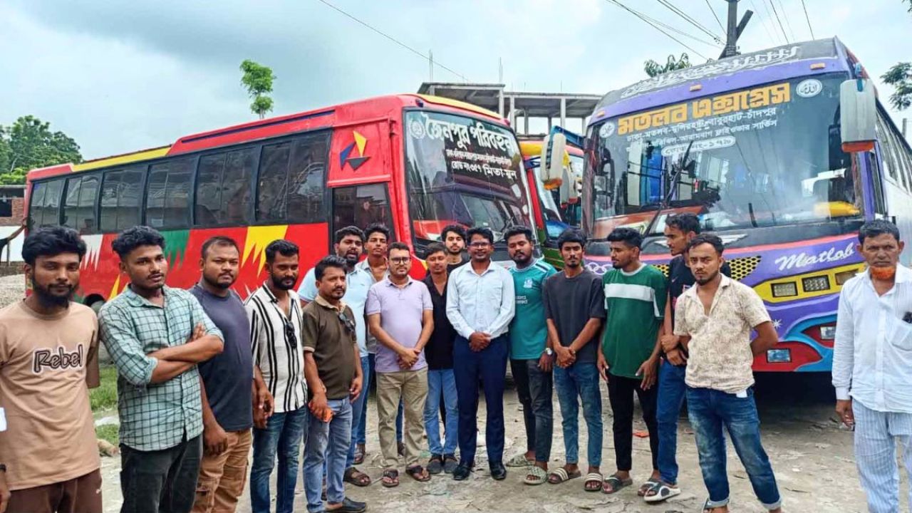 মতলবে সড়ক দুর্ঘটনার প্রতিবাদে ৩ পরিবহনের বাস চলাচল বন্ধ