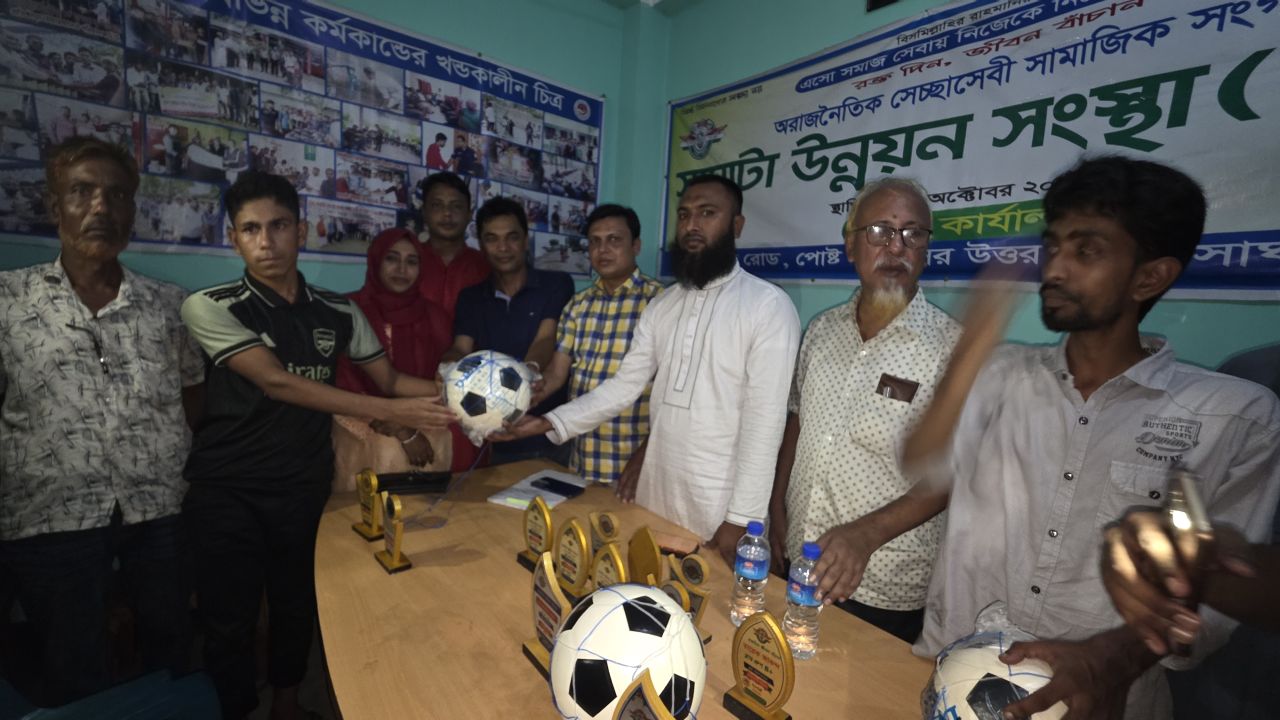 রক্তদাতাদের সম্মাননা ও ফুটবল বিতরণ: সাঘাটা উন্নয়ন সংস্থার ব্যতিক্রমী উদ্যোগ