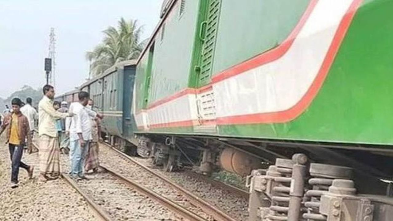 গফরগাঁওয়ে ট্রেন দুর্ঘটনা : বন্ধ ঢাকা-ময়মনসিংহ রেলপথ