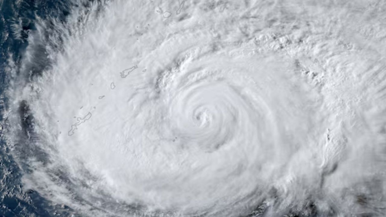 জাপানে ধেয়ে আসছে প্রলয়ংকরী টাইফুন ‘ডলফিন’