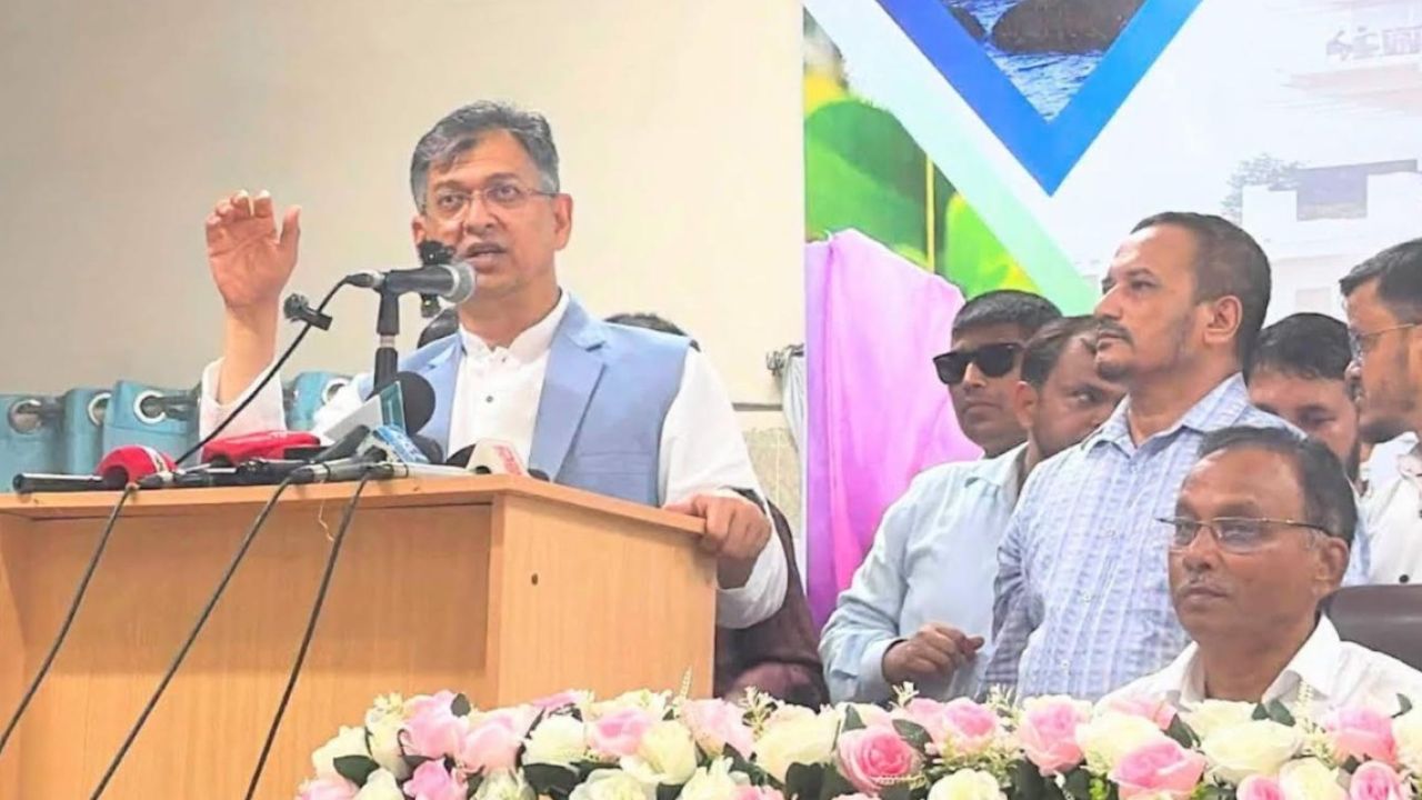 ‘কিসের হাসিনা? তার চেহারা কি দেখা গেছে?’