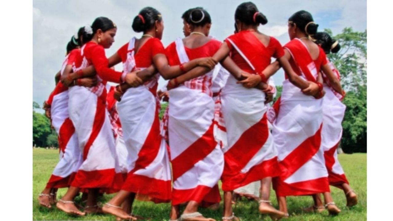 মাটির টানে নাচ: বাংলাদেশের লোকনৃত্যের বিচিত্র জগৎ