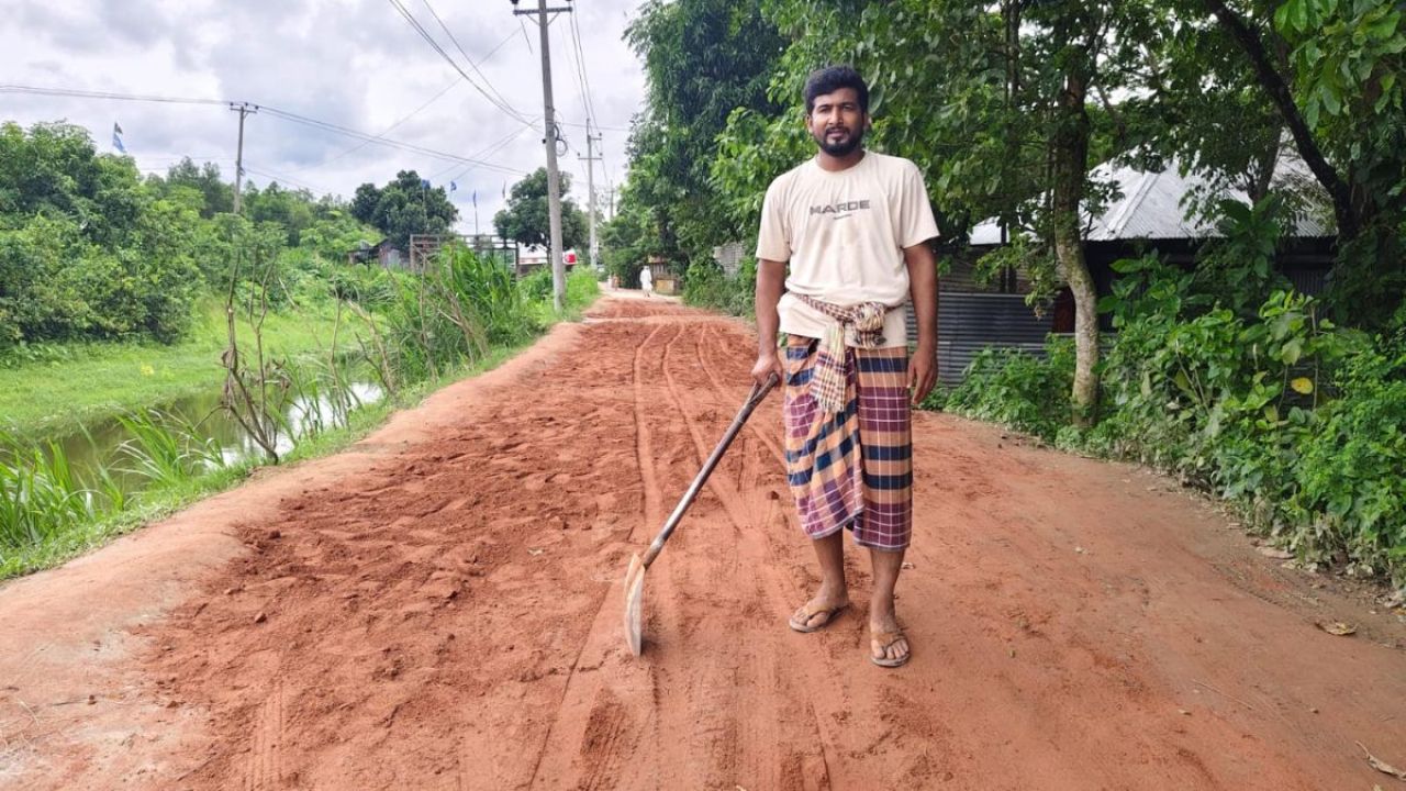 নিজস্ব অর্থায়নে সড়ক সংস্কার করলেন মেম্বার প্রার্থী
