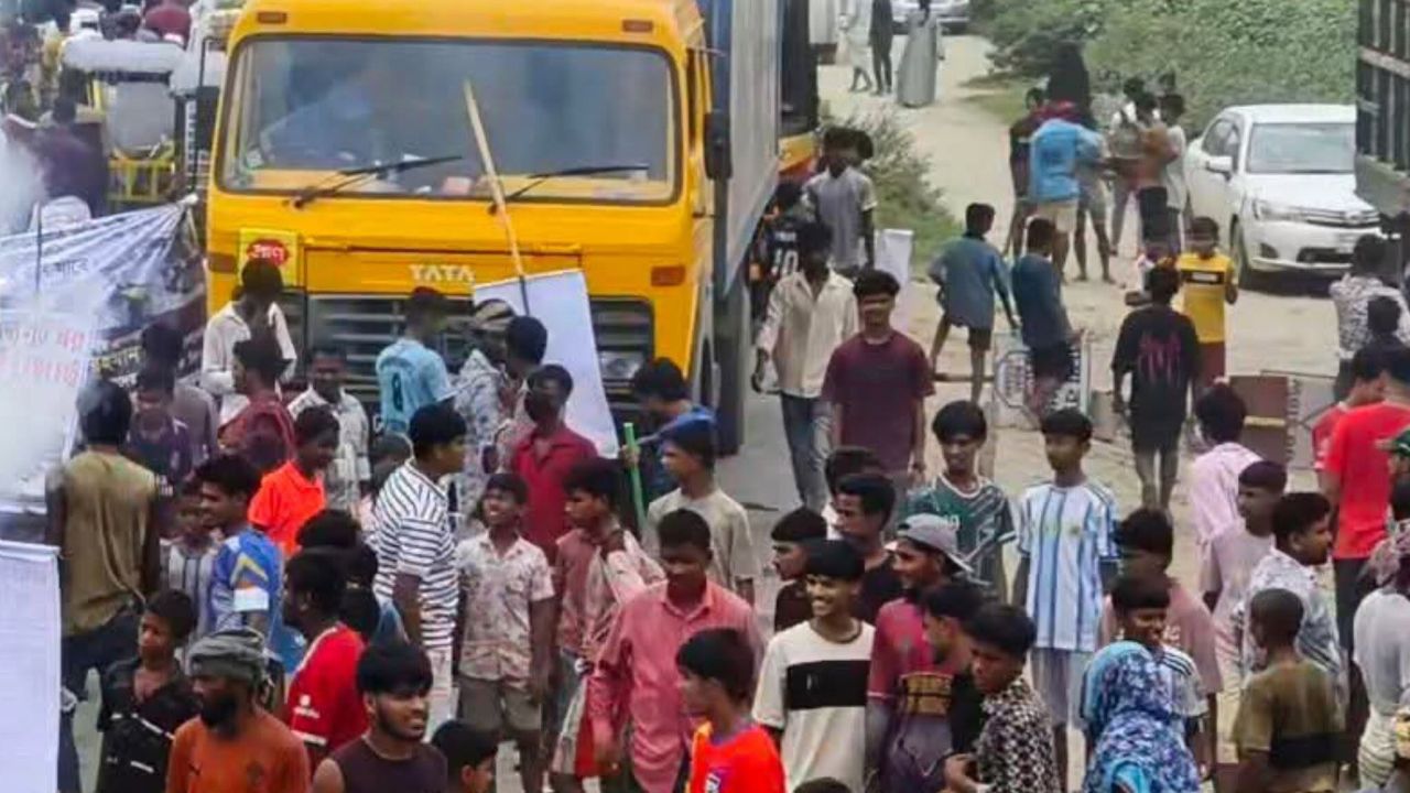 মেঘনায় অবৈধ বালু উত্তোলন, প্রতিবাদে ঢাকা-সিলেট মহাসড়ক অবরোধ