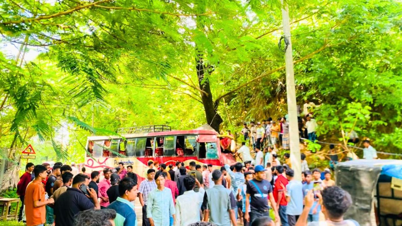 বান্দরবানে বাস দুর্ঘটনায় যুবক নিহত, আহত ১১