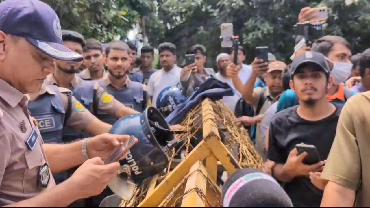 আলিয়া মাদরাসায় আবার উত্তেজনা: সংঘাত এড়াতে মোতায়েন পুলিশ ব্যারিকেড