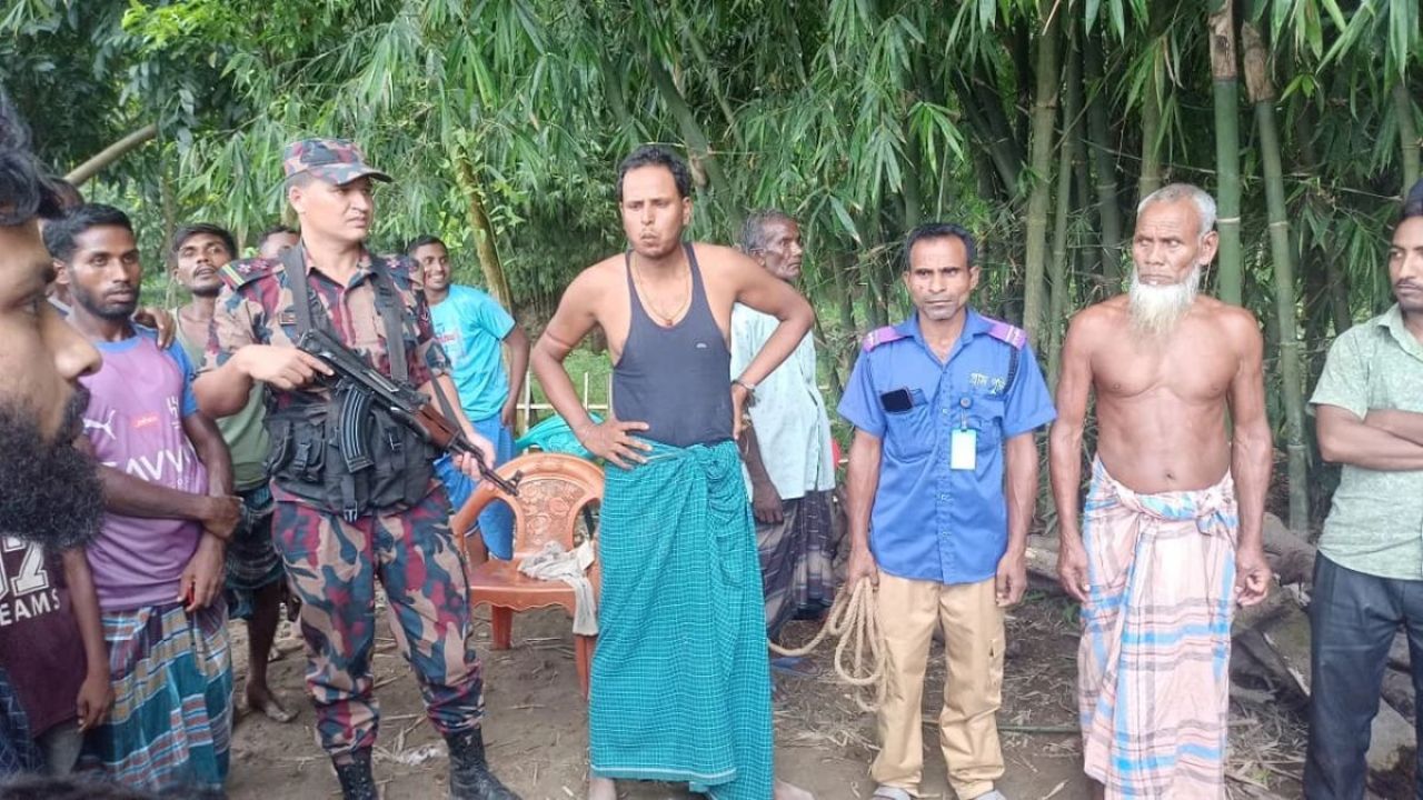 বাংলাদেশীকে ধরে নিয়ে যাওয়ার অভিযোগে ভারতীয়কে ধরে আনলো স্থানীয়রা