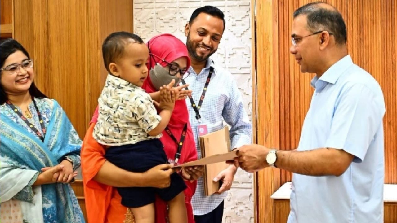 জুলাই শহীদ ও আহত ১০ পরিবারের সদস্যদের চাকরির নিয়োগপত্র দিলেন প্রধানমন্ত্রী