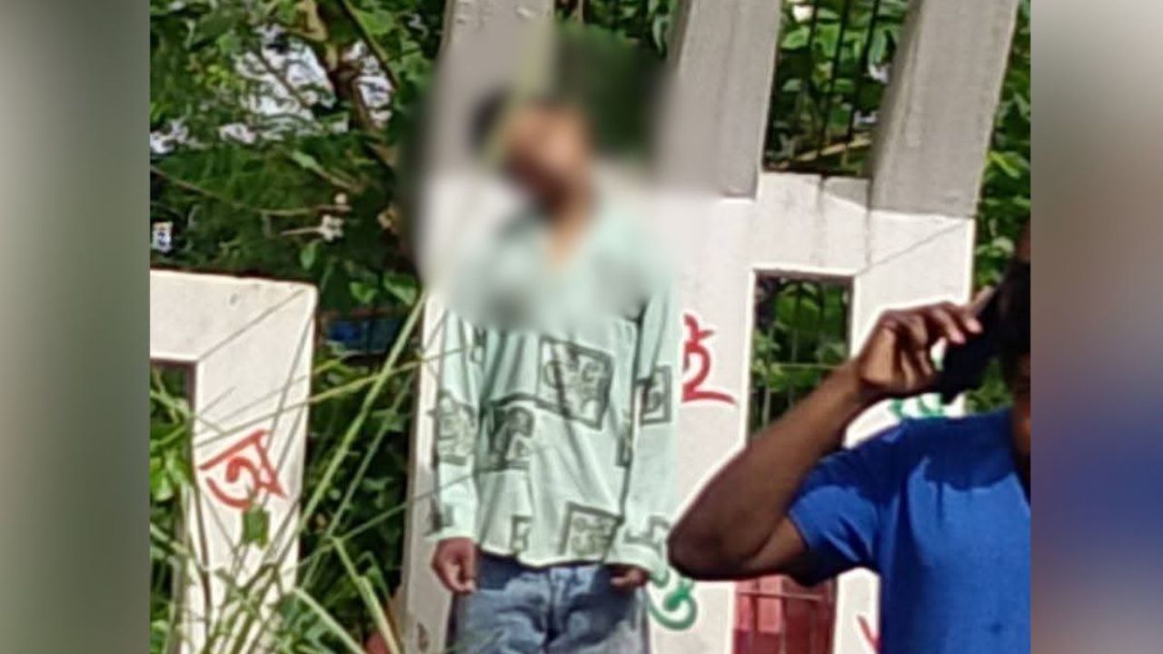 শহীদ মিনারে কিশোরের ঝুলন্ত মরদেহ, পরিবারের দাবি হত্যা
