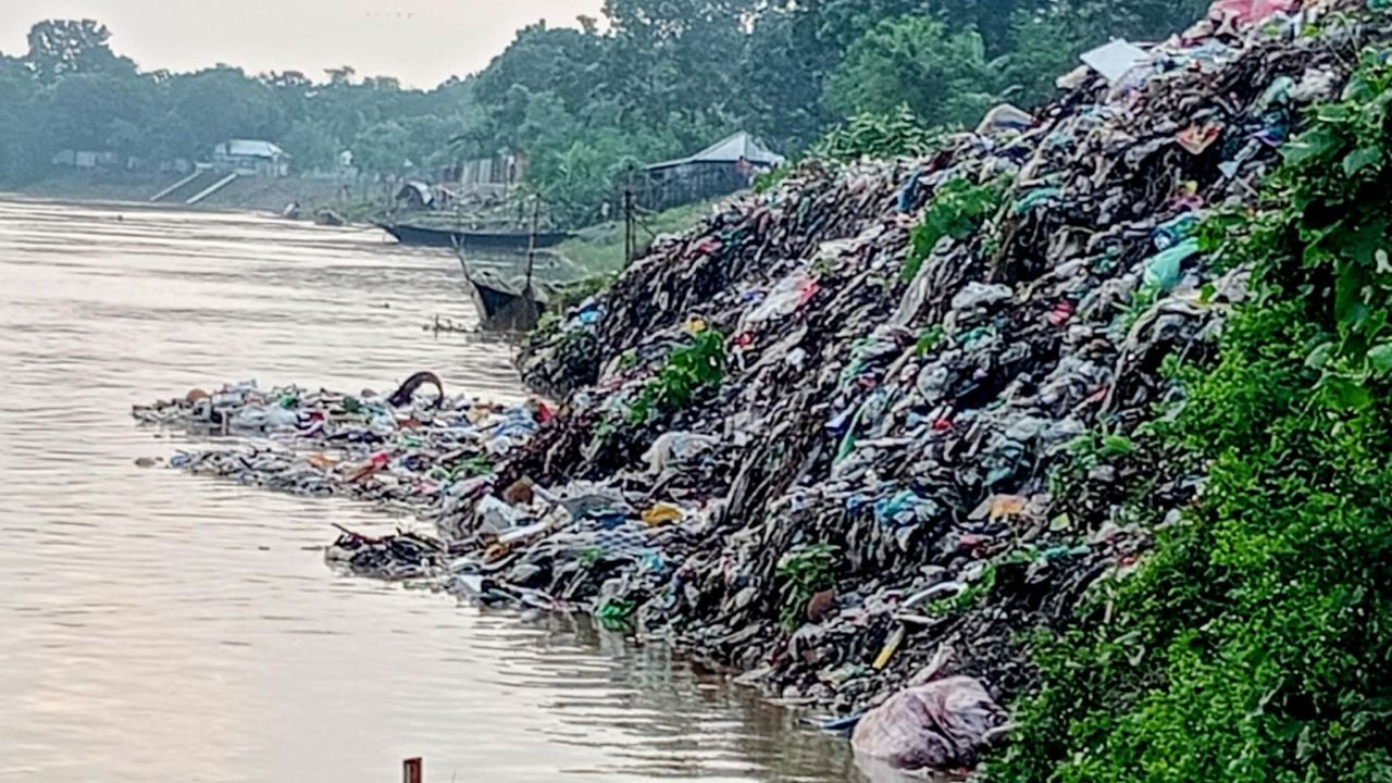 গড়াই নদীতে ফেলা হচ্ছে বর্জ্য, হুমকিতে পরিবেশ