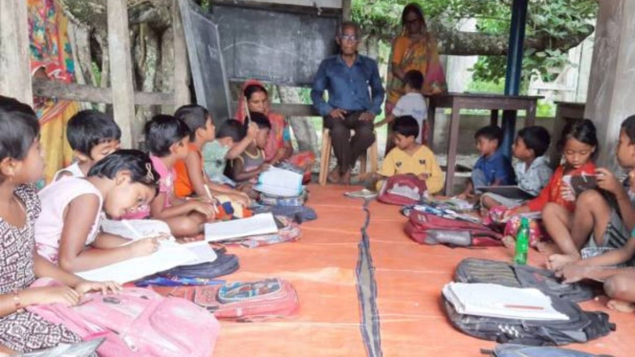 বটতলার ছায়ায় গড়ে ওঠা জহর লালের পাঠশালা