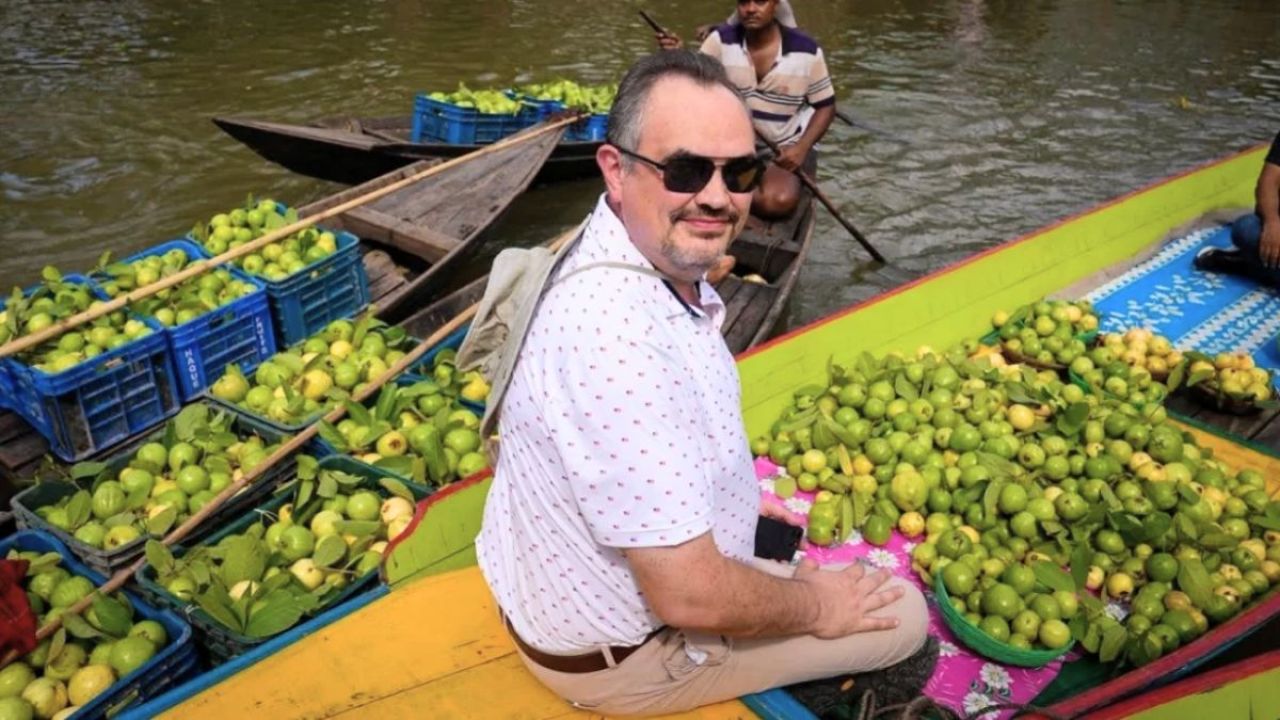 নৌকায় চড়ে পেয়ারা খেলেন মার্কিন রাষ্ট্রদূত