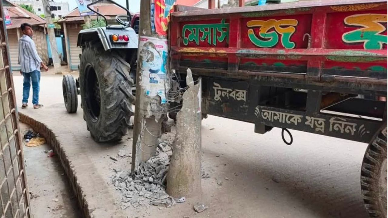 ট্রাক্টর-সিএনজির সংঘর্ষে ভাঙল বিদ্যুতের খুঁটি, আহত ৫